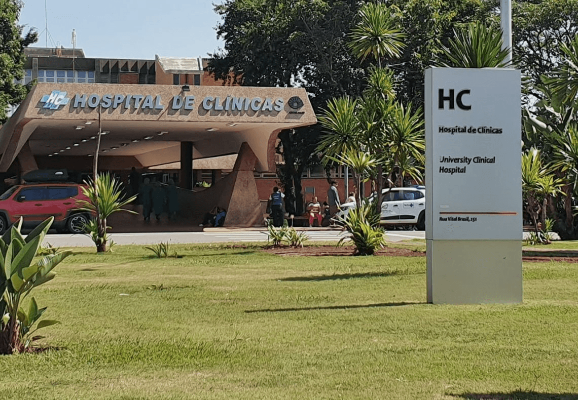 Entrada do Hospital de Clínicas da Unicamp, com o portal e a placa de identificação